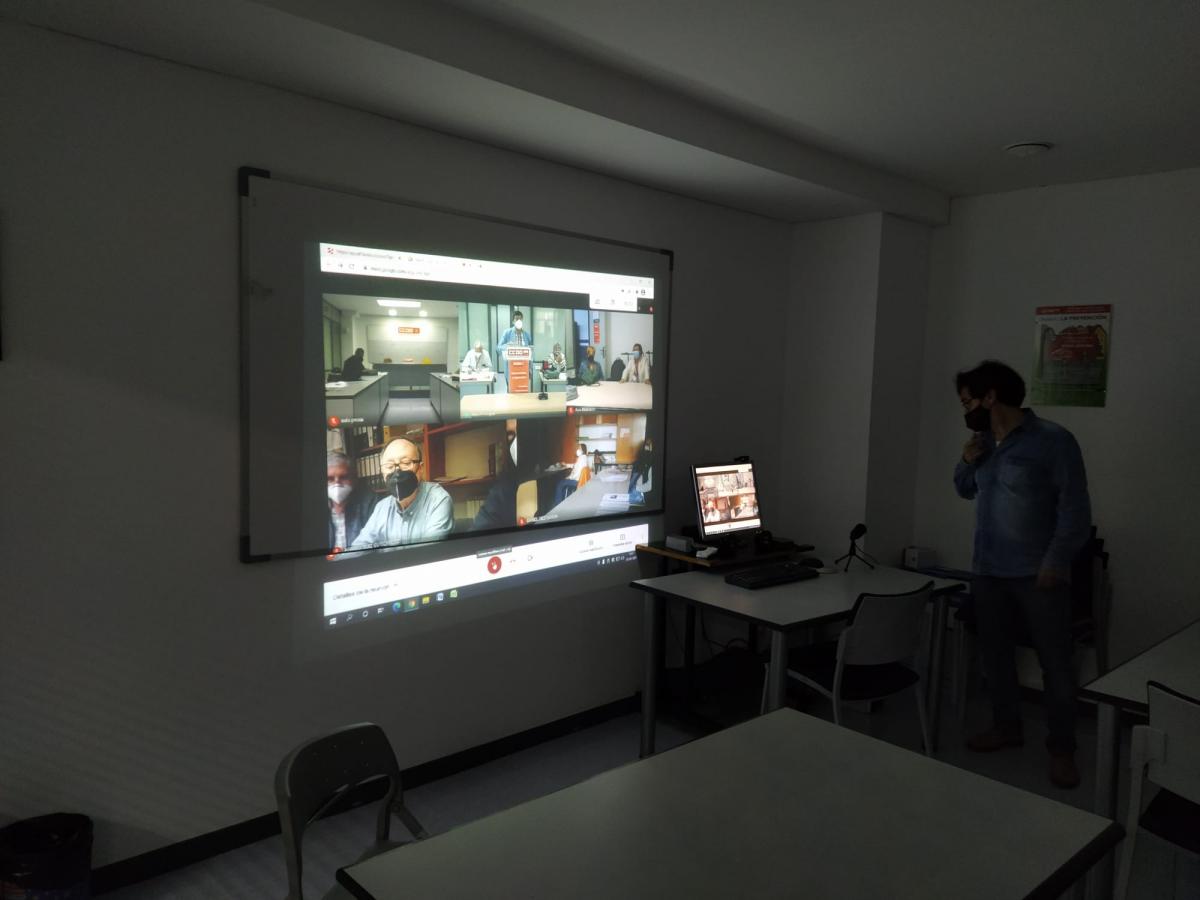 Las delegadas y delegados del Congreso, participando telemticamente y ubicados en diversas salas